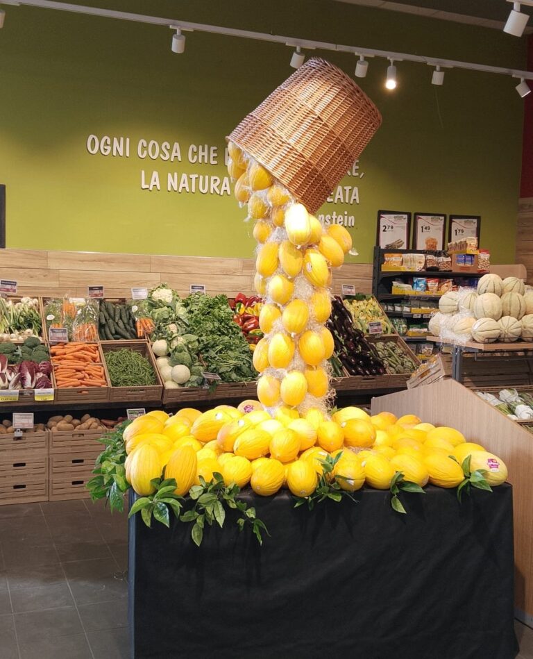 Extra Supermercati inaugura la “frutta a cascata” che si può ammirare in reparto già oggi